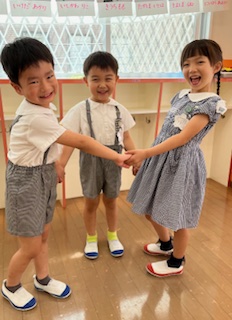 手をつなぐ子どもたち