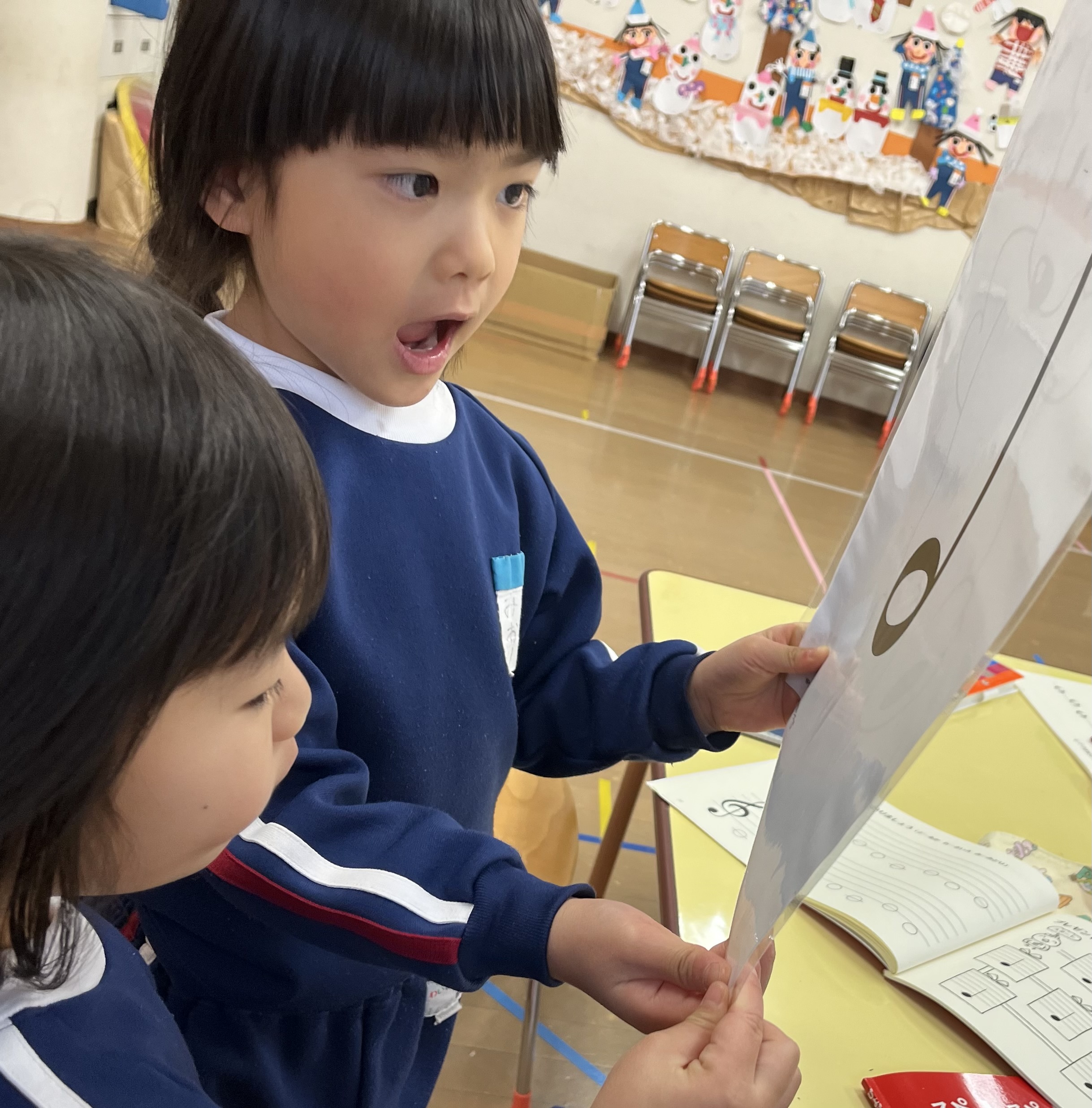 歌う子供
